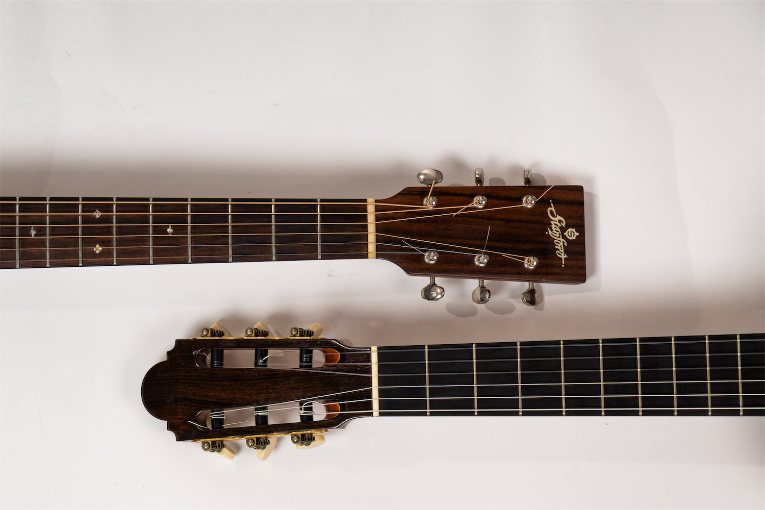 Ansicht zweier Gitarrenhälse