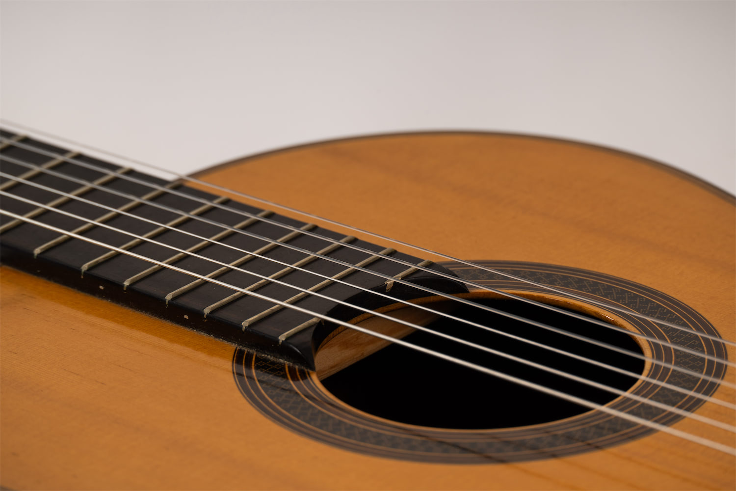 Detailansicht einer akustischen Gitarre