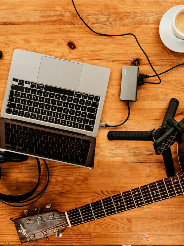 Arbeitsplatz mit Laptop und Giotarre