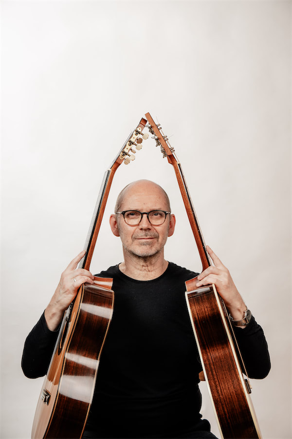 Chharly Schranz mit Gitarren