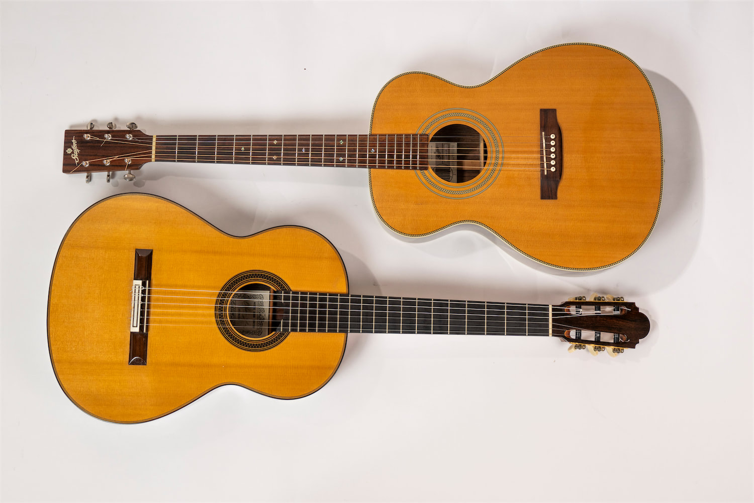Zwei Gitarren in der Vogelperspektive
