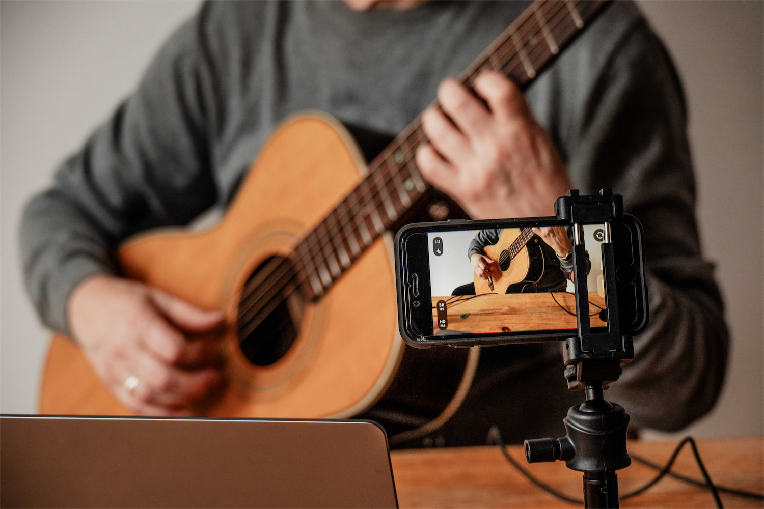 Gitarrenlehrer beim Online-Unterricht