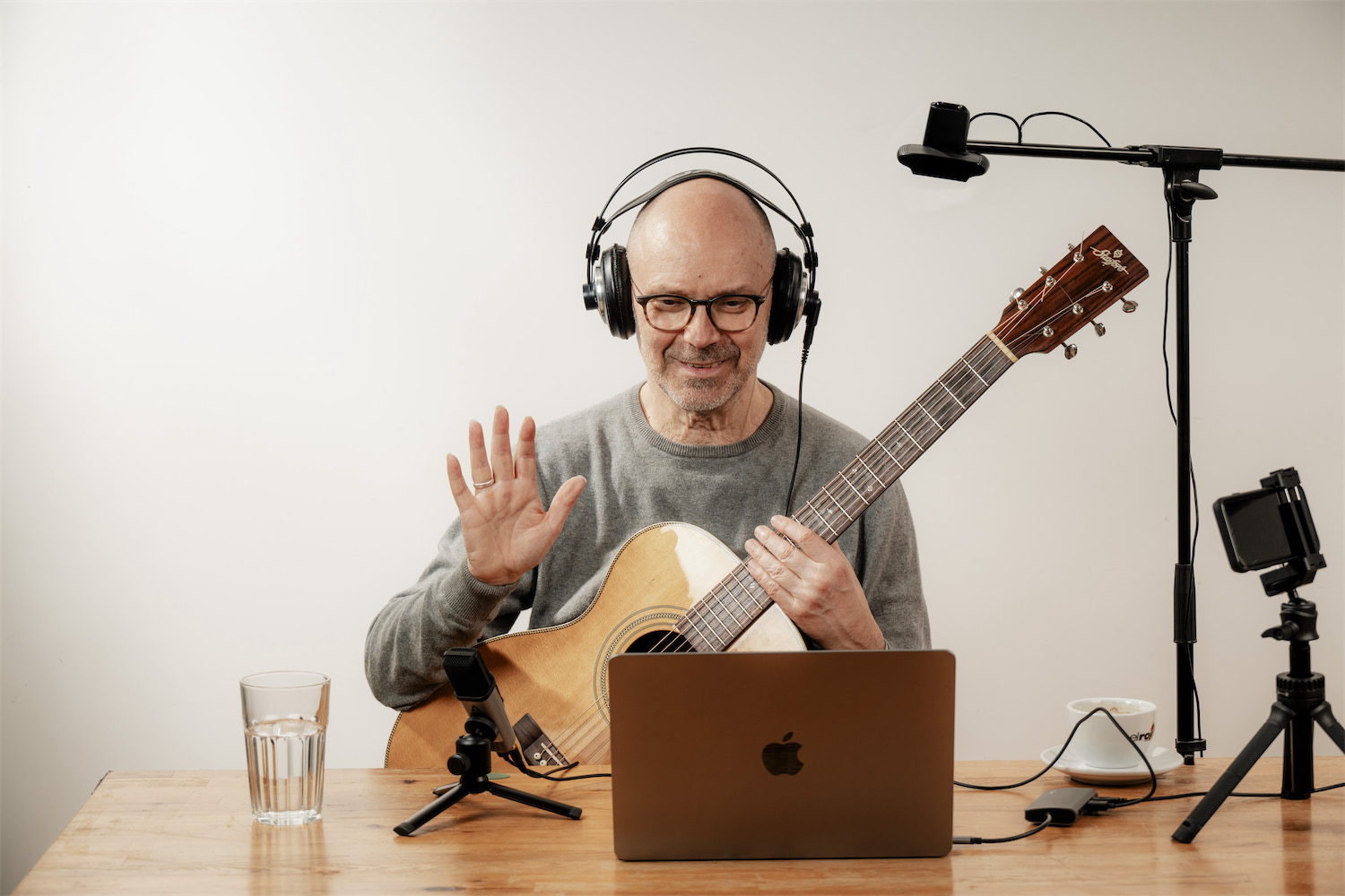 Gitarrenlehrer macht Online-Unterricht