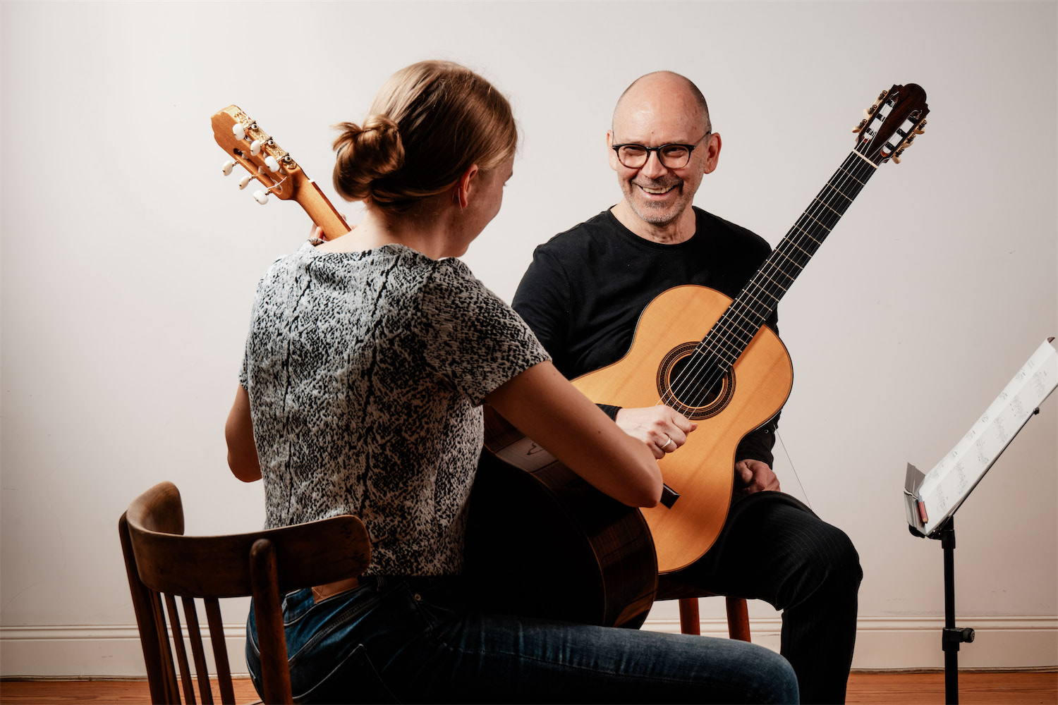 Freundlicher Gitarrenlehrer
