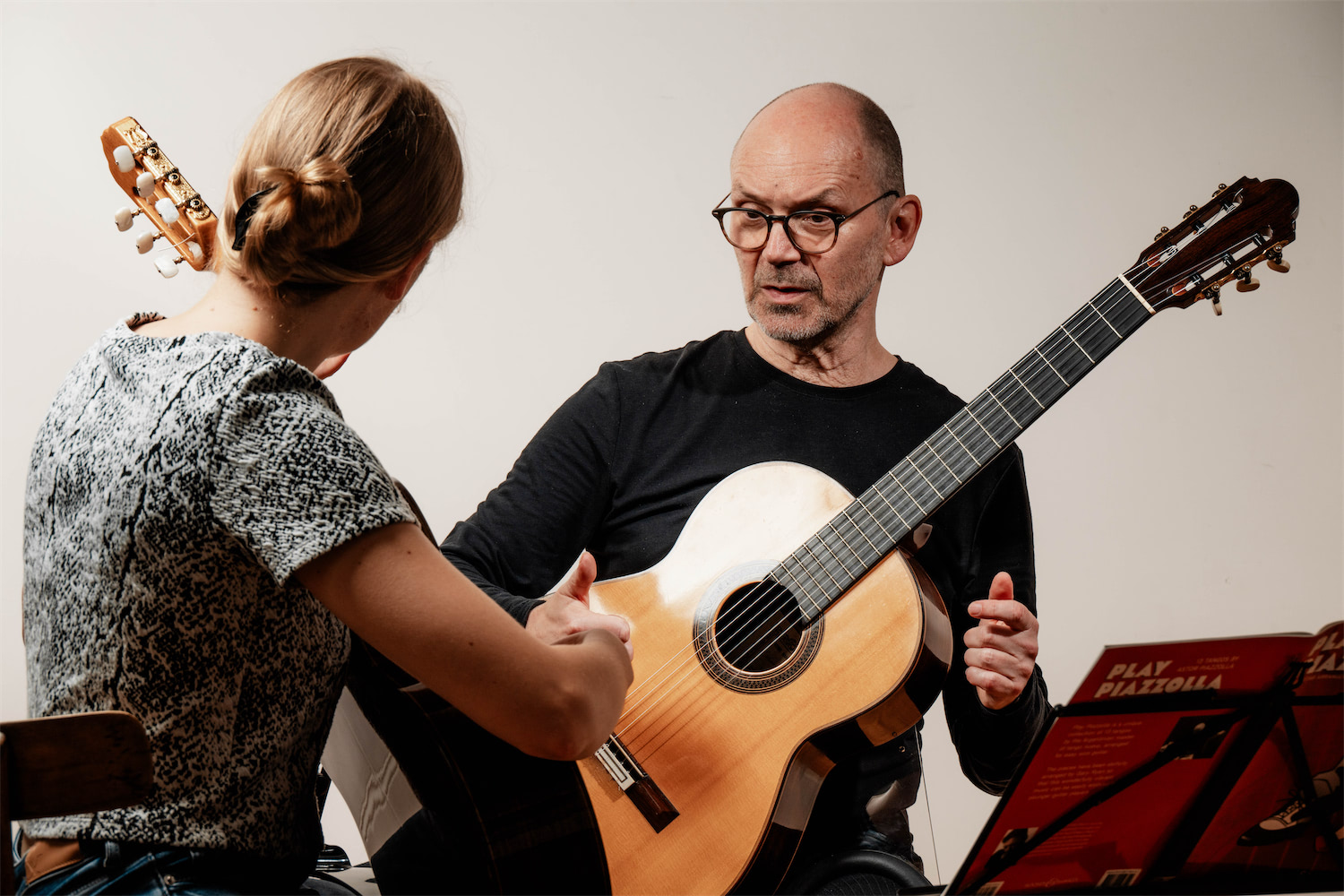 Gitarren-Schülerin und Lehrer