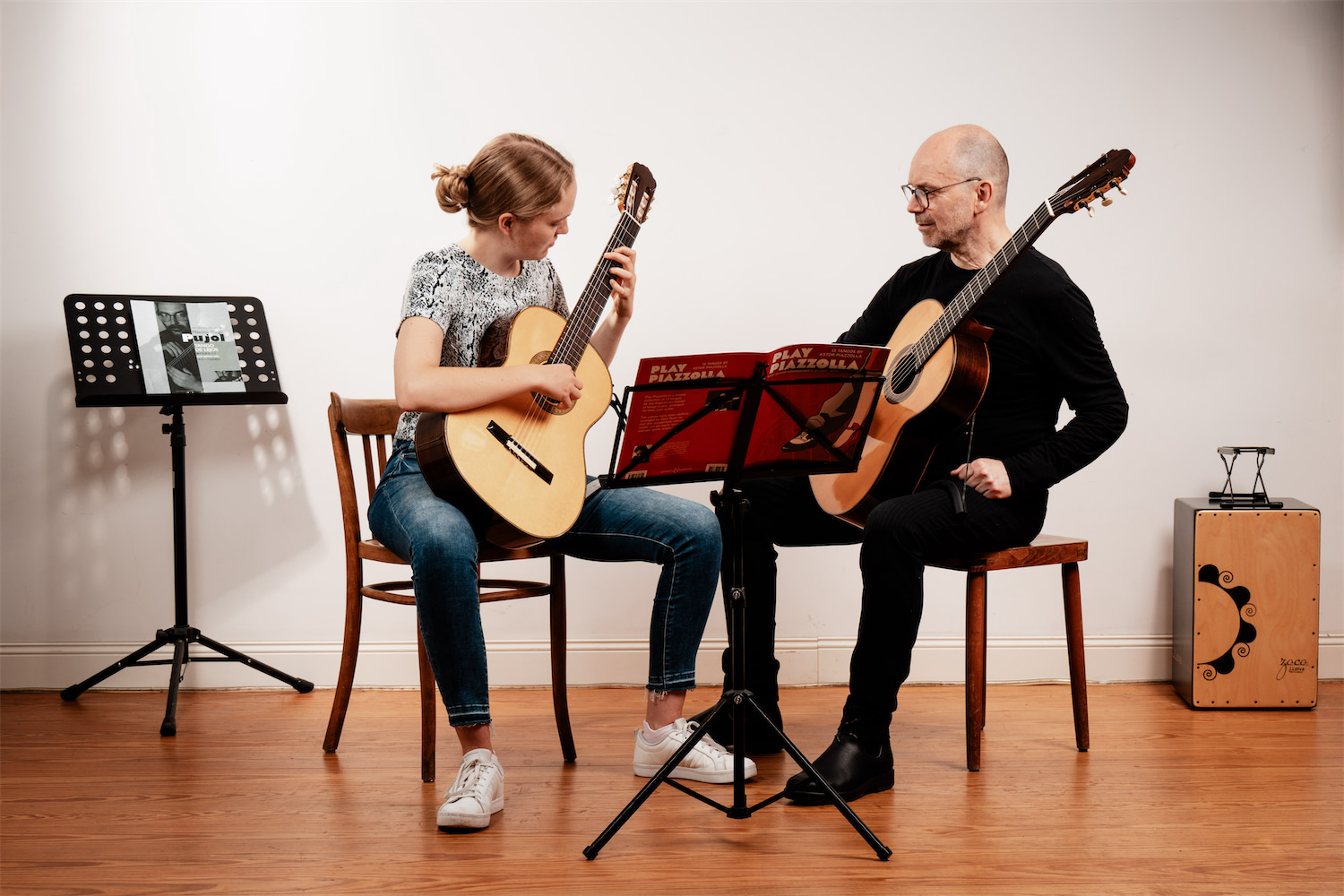 Gitarrenunterricht Lehrer und Schülerin
