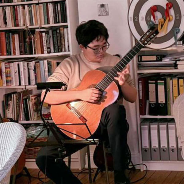 Elijah H. mit Gitarre